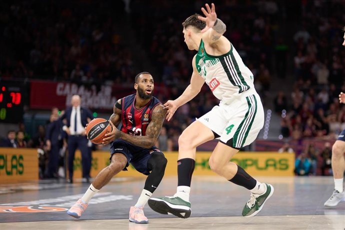 El base Codi Miller-Mcintyre durante el Baskonia-Panathinaikos de la Euroliga 23-24