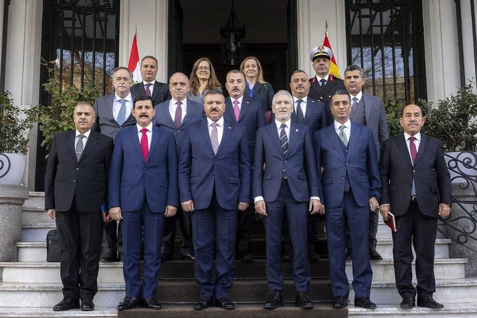 El ministro del Interior, Fernando Grande-Marlaska, con su homólogo iraquí, general Abd Al-Amber Kamel Al-Shammari, y representantes de este país