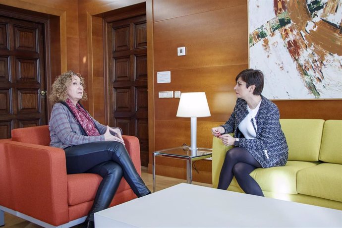 La consellera de Territori de la Generalitat de Catalunya, Ester Capella, y la ministra de Vivienda, Isabel Rodríguez.
