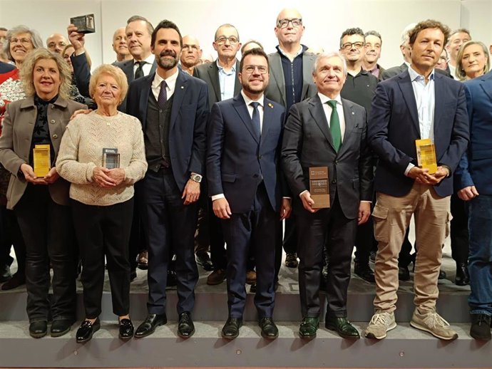 La viuda de Juanito, Carmen Celdrán, el conseller Roger Torrent; el presidente Pere Aragons; y el propietario de la Drogueria Rovira, Ramon Segarra, junto a los otros premiados
