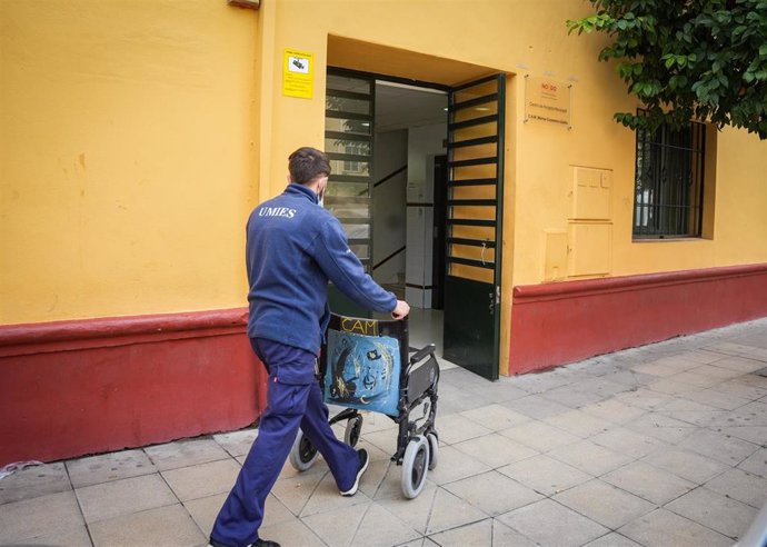 Entrada del Centro de Acogida Municipal (CAM) del Ayuntamiento de Sevilla, en la calle Perafán de Ribera.