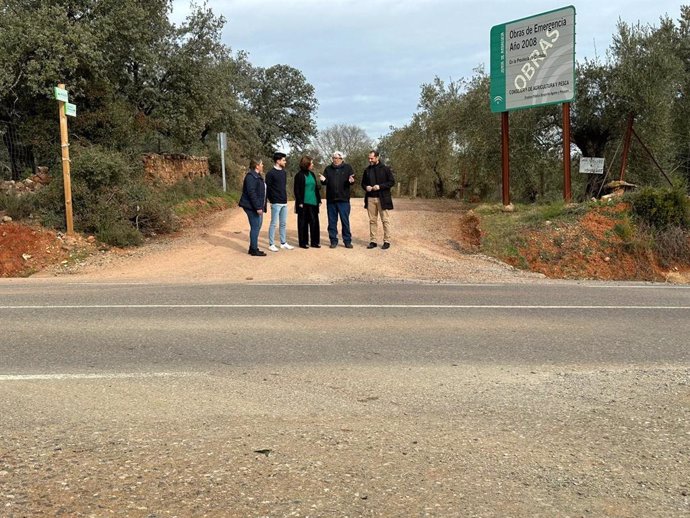Los representantes de IU junto a la carretera que une Adamuz con Algallarín.