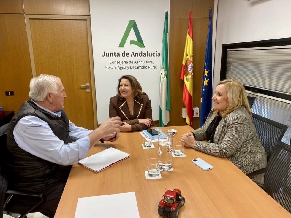 La consejera de Agricultura comienza una ronda de reuniones institucionales con OPAS y Cooperativas.