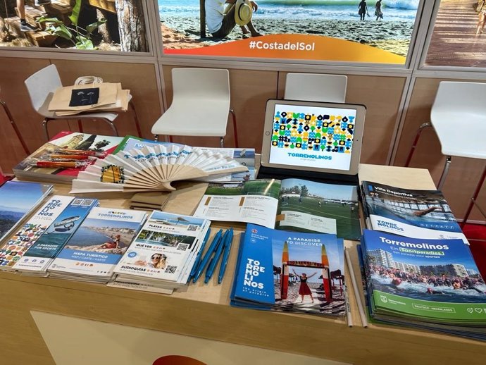 Material de promoción turística de Torremolinos en el estand de Turismo y Planificación Costa del Sol en la feria Vakantiebeurs que se celebra hasta el 14 de enero en Utrecht (Países Bajos).