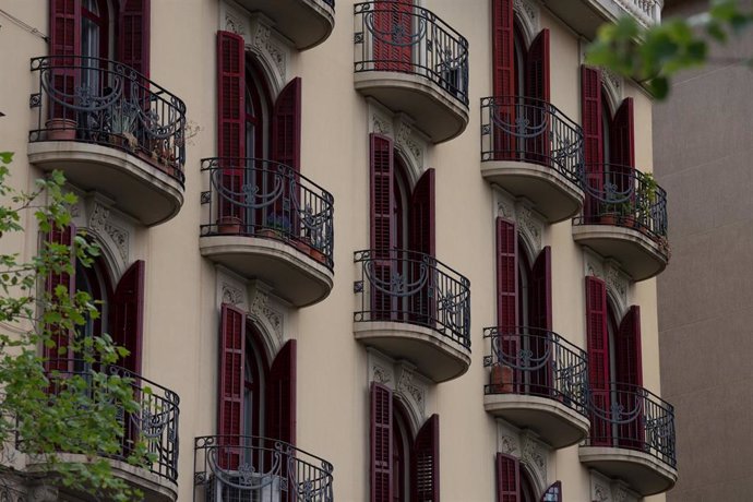 Archivo - Fachada de un edificio en Barcelona.