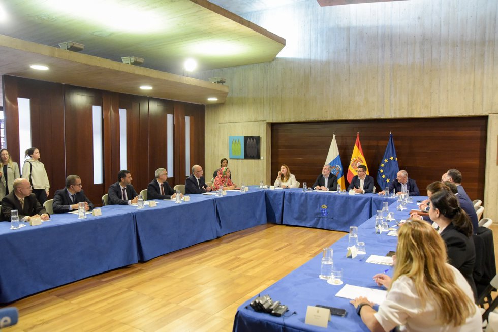 Reunión entre el Gobierno de Canarias y dirigentes políticos de Marruecos para abordar la línea marítima entre Canarias y Tarfaya