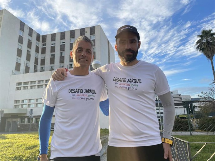 Los corredores solidarios del I Desafío Deportivo Solidario Jarquil, junto al Hospital Reina Sofía de Córdoba.