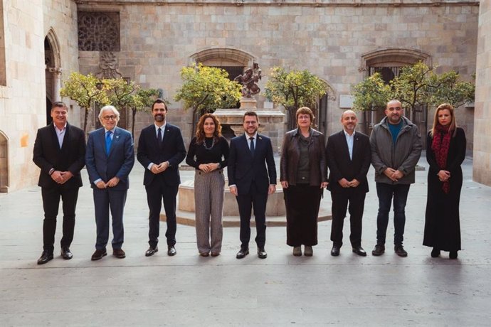Asistentes a la reunión de la Comisión Rectora del Sistema FPCAT en el Palau de la Generalitat, presidida por Pere Aragonès