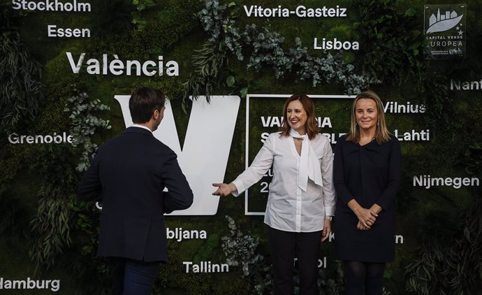 La alcaldesa de Valncia, María José Catalá, junto a la concejala de Turismo e Innovación en la ciudad, Paula Llobet, en la jornada con la que ha arrancado el programa de actos de la Capitalidad Verde Europea 2024.