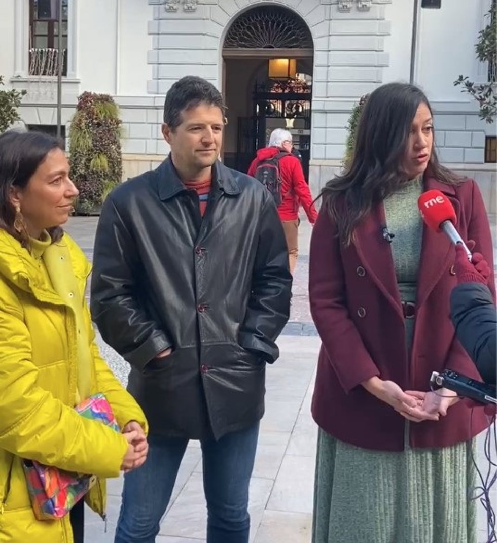 Mayte Olalla, Cecilio Sánchez y Mar González, en la Plaza del Carmen