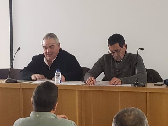 El presidente del Colegio de Veterinarios de Segovia, José Miguel Gil (izda), y el vicepresidente, Miguel Ángel García, durante la reunión