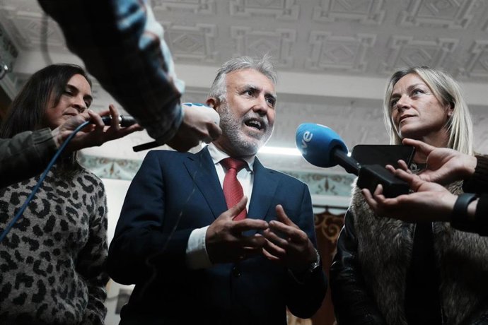 El ministro de Política Territorial y Memoria Democrática, Ángel Víctor Torres, hace declaraciones a los medios en su visita a Castro Urdiales junto a la alcaldesa, Susana Herrán