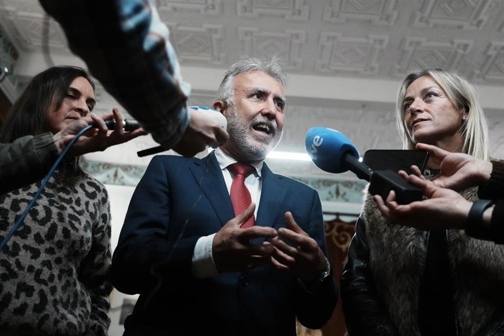 El ministro de Política Territorial y Memoria Democrática, Ángel Víctor Torres, hace declaraciones a los medios en su visita a Castro Urdiales junto a la alcaldesa, Susana Herrán