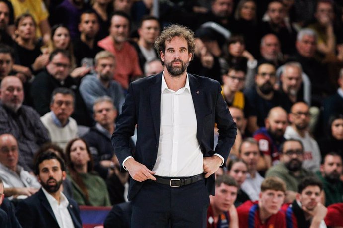 Roger Grimau, head coach of FC Barcelona looks on during Turkish Airlines Euroleague basketball match between FC Barcelona and Olympiacos Piraeus at Palau Blaugrana on January 10, 2024, in Barcelona, Spain.