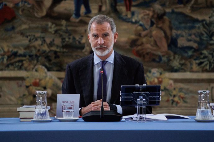 El Rey Felipe VI durante la reunión de patronato de la Fundación Pro Real Academia Española y posterior presentación de la incorporación de las definiciones del Diccionario de la Lengua Española (DLE) y del lexicón de la Real Academia de Española (RAE) 