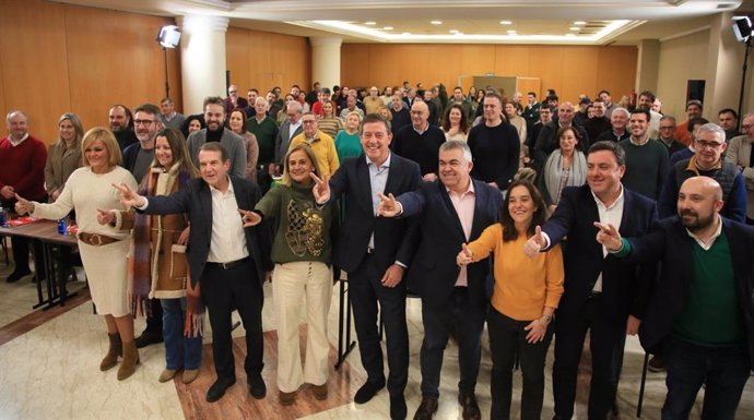 El candidato del PSdeG a la Presidencia de la Xunta, José Ramón Gómez Besteiro, en un acto con alcaldes en Santiago, en el que también participa el secretario de Organización del PSOE, Santos Cerdán
