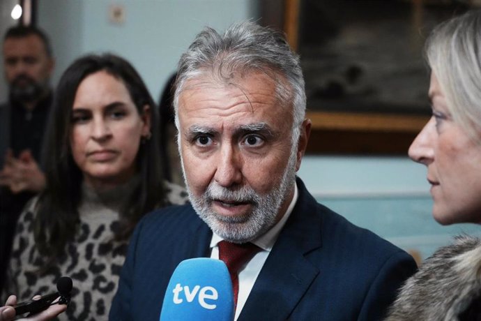 El ministro de Política Territorial y Memoria Democrática, Ángel Víctor Torres, hace declaraciones a los medios en su visita a Castro Urdiales