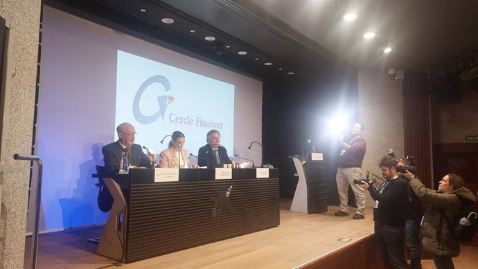 La presidenta del Govern, Marga Prohens, y el eurodiputado del PP Antonio López-Istúriz en la conferencia 'Momento actual de la Unión Europea'.