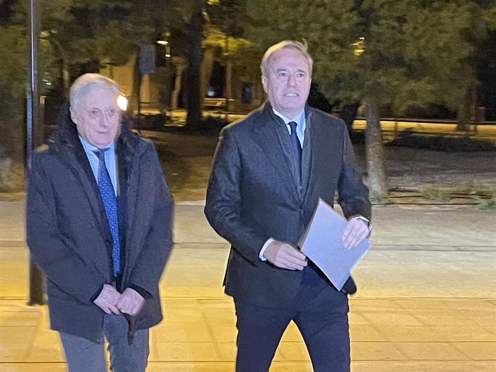 El presidente del Gobierno de Aragón, Jorge Azcón, y el consejero de Fomento, Octavio López, han visitado la capilla ardiente del empresario zaragozano César Alierta en el cementerio de Torrero.