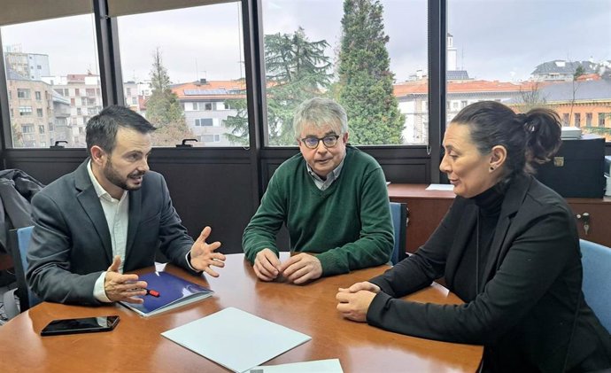 El director general de Vivienda, Daniel Sánchez, y el consejero de Vipasa, Ignacio Ruiz Latierro, junto con una técnica de la empresa pública.