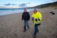 Rueda visita la playa de Barrañán, en Arteixo (A Coruña), para conocer las tareas de limpieza de pélets