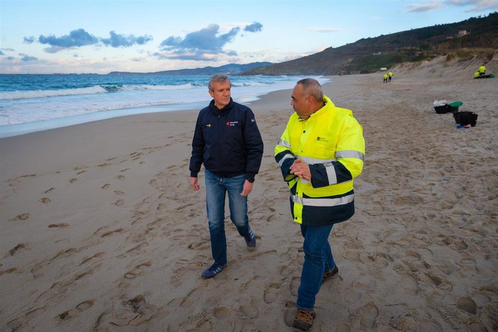 El presidente de la Xunta, Alfonso Rueda, ha visitado en la tarde de este jueves la playa de Barrañán, en el municipio coruñés de Arteixo, para conocer las tareas de limpieza de pélets plásticos