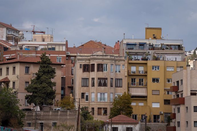 Archivo - Arxivo - Façana d'un edifici, a 25 d'abril de 2023, a Barcelona