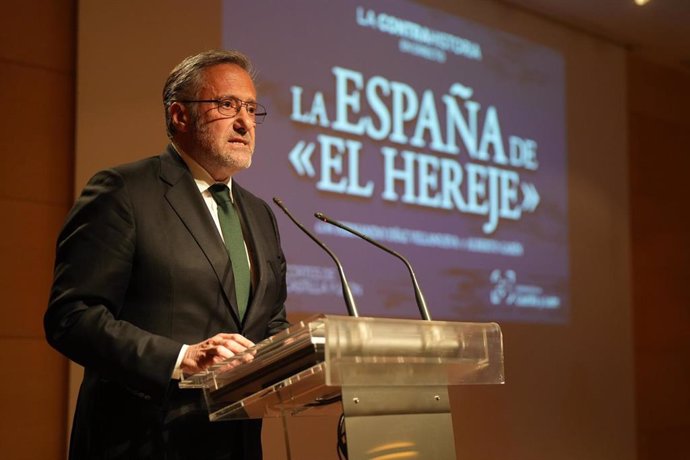 El presidente de las Cortes, Carlos Pollán, durante su intervención este jueves