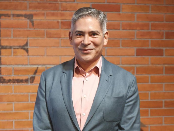 Boris Izaguirre posa en el photocall durante la presentación del programa Bailando con las Estrellas, a 11 de enero de 2024, en Madrid (España).