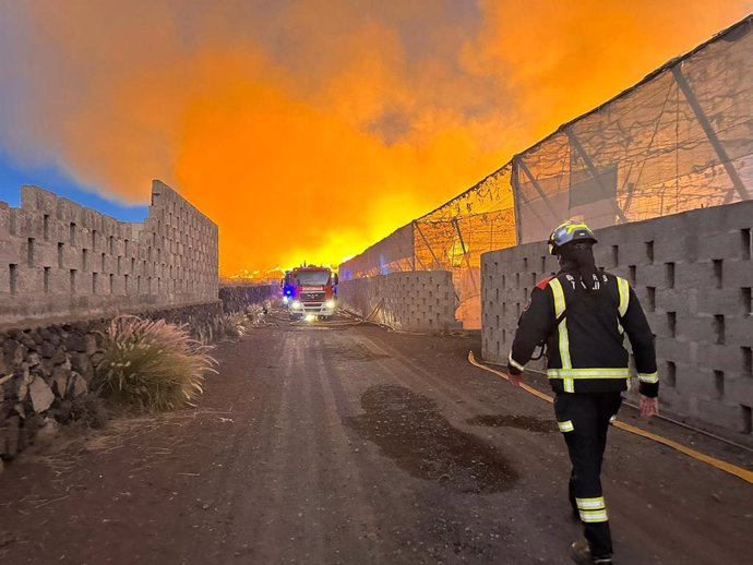 Un agente de bomberos en el incendio de la planta de compostaje de Parque de La Reina