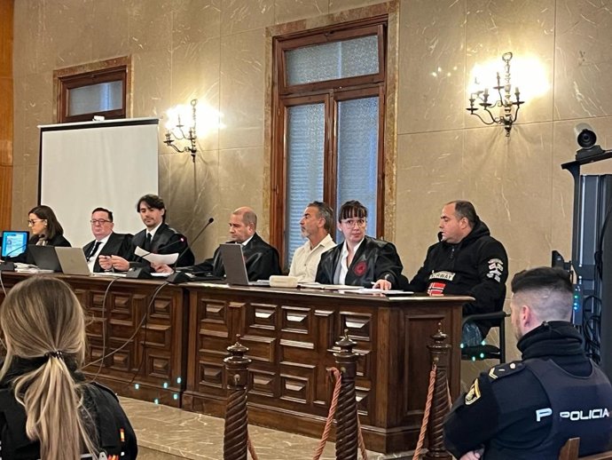 A la izquierda de la mesa, el acusado del homicidio, junto a su abogada; de blanco, el acusado por la paliza.