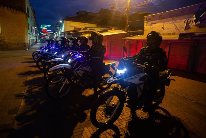 09 January 2024, Ecuador, Quito: Ecuadorian police carry out patrols and searches in the historic center of the city. Ecuadorian President Daniel Noboa has sent the armed forces into battle against the South American country's powerful gangs. Photo: Jua