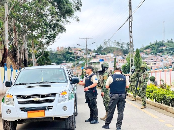 Las FFAA de Ecuador registran personas y vehículos en varios puntos del país para garantizar la seguridad