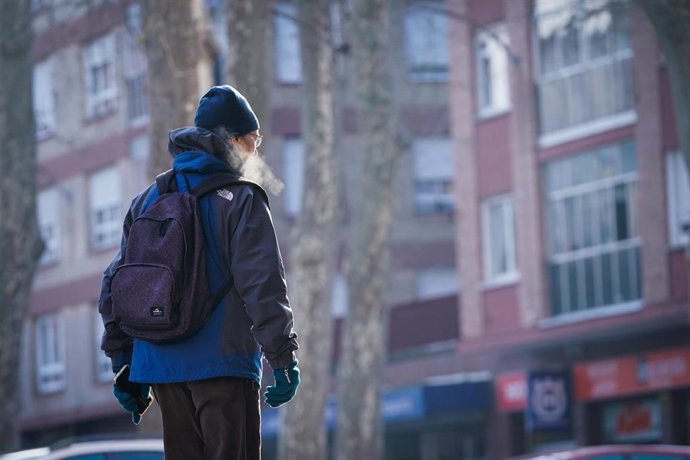 Archivo - Un hombre camina por la calle, a 9 de febrero de 2023, en Vitoria-Gasteiz, Álava, País Vasco (España)., en una foto de archivo 