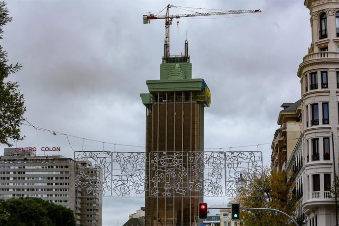 Archivo - Un andamio en la fachada y una grúa en la parte de arriba de las emblemáticas Torres Colón 