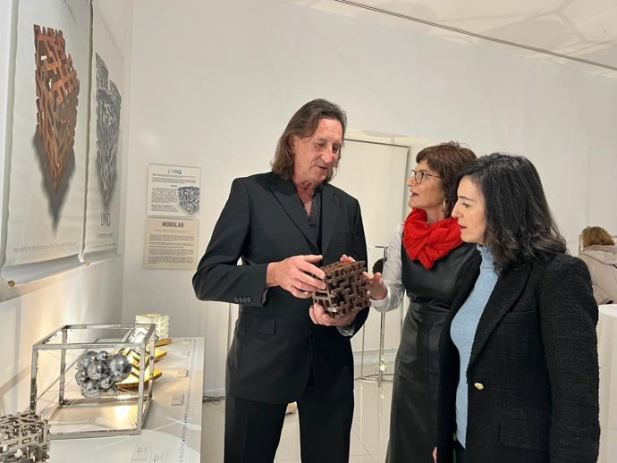 El artista Alfonso Doncel con la vicepresidenta Primera de la Diputación de Cáceres, Esther Gutiérrez