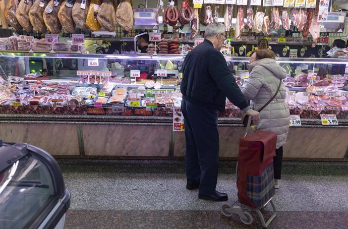 Archivo - Una pareja compra en una charcutería  en un mercado, a 15 de marzo de 2023, en Madrid (España). El Índice de Precios de Consumo (IPC) ha subido un 0,9% en febrero en relación al mes anterior y elevó una décima su tasa interanual, hasta el 6%, 