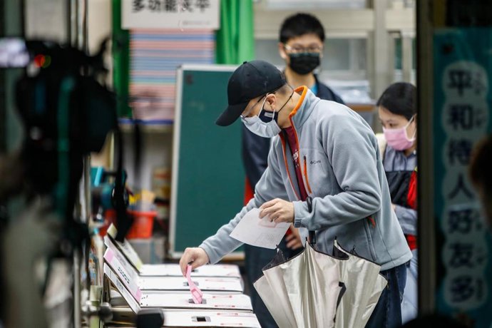 Archivo - Imagen de archivo de un ciudadano taiwanés depositando su voto durante las elecciones locales de 2022. 