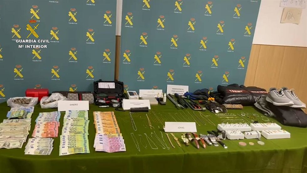 Objetos y dinero que los ladrones en viviendas del Norte de España habían logrado