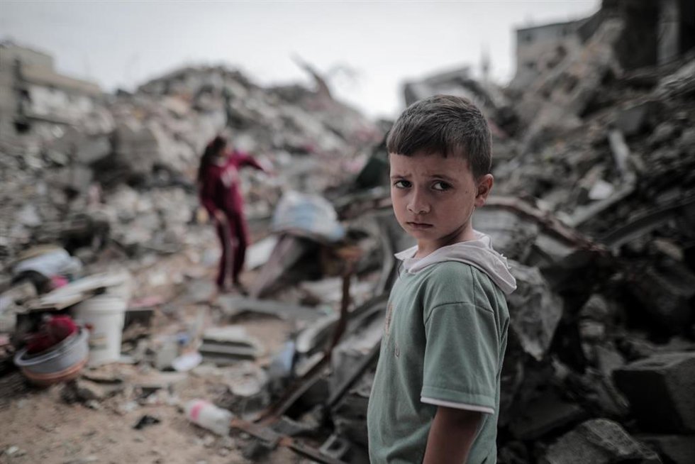 Archivo - Niños palestinos vuelven a sus casas destruidas en la ciudad de Deir al Balá, en la Franja de Gaza, durante la tregua temporal entre Israel y el Hamás (archivo)