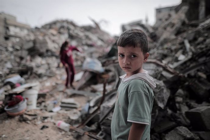 Archivo - Niños palestinos vuelven a sus casas destruidas en la ciudad de Deir al Balá, en la Franja de Gaza, durante la tregua temporal entre Israel y el Hamás (archivo)