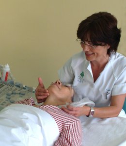Archivo - Una enfermera atiende a una paciente en el Virgen del Rocío. Imagen de archivo.