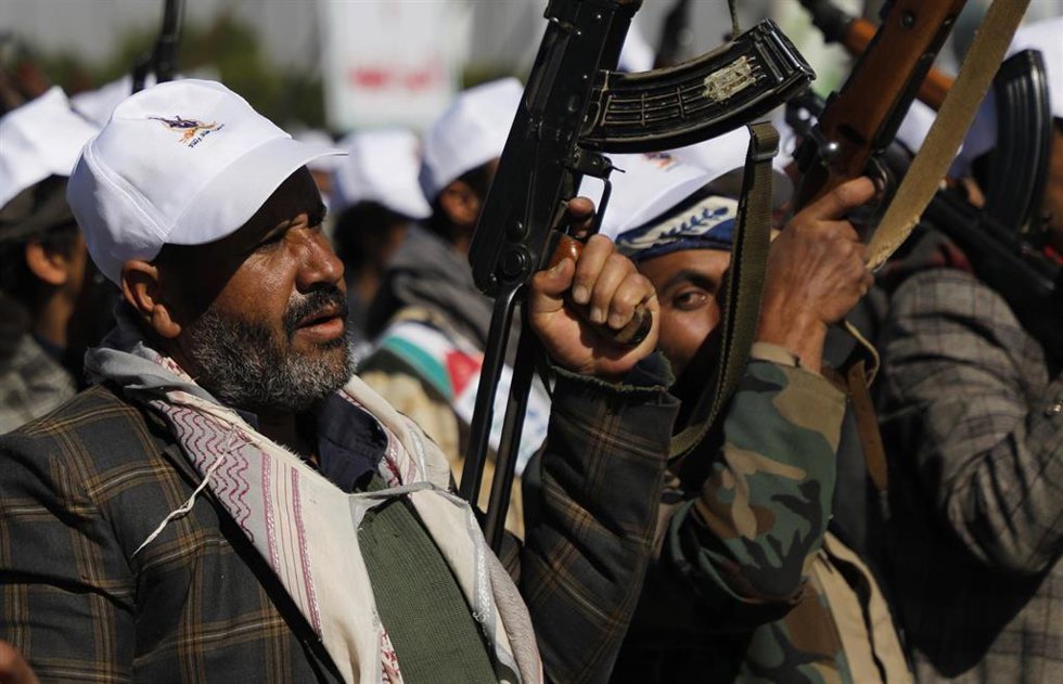 Archivo - Rebeldes hutíes durante una desfile militar en la capital de Yemen, Saná (archivo)