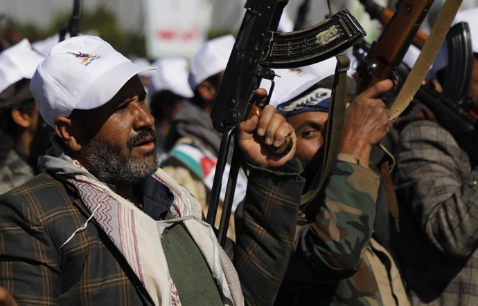 Archivo - Rebeldes hutíes durante una desfile militar en la capital de Yemen, Saná (archivo)