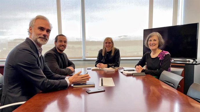 De izda a dcha: Iraburu, Vidorreta, la consejera Fanlo y Burusco.    Descargar imagen