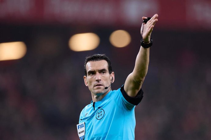 El colegiado Juan Martínez Munuera, en el Athletic Club-UD Las Palmas de LaLiga EA Sports 2023-2024.