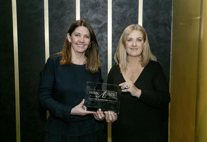 La directora general del Consorci de la Zona Franca de Barcelona (CZFB), Blanca Sorigué, (a la izquierda en la imagen)) con Virginia López, viuda de Andrés Mira y directora general de Cruises News Media Group.