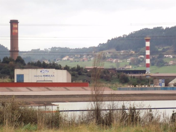 Chimeneas nueva y vieja del sinter, de la factoría de Veriña (Gijón) de ArcelorMittal.