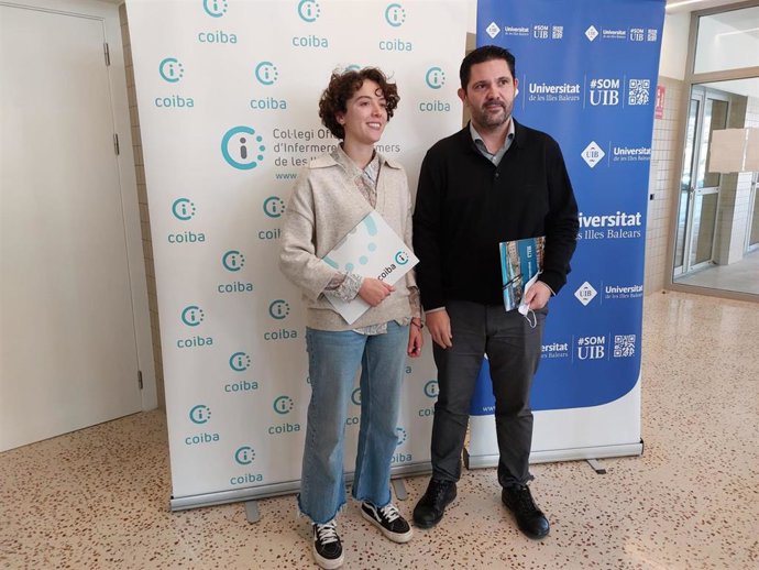 El catedrático de la UIB e investigador principal del grupo de investigación de Salud Global y Desarrollo Humano Sostenible Miquel Bennasar y Aina Huguet Torres, enfermera rastreadora durante la pandemia por COVID y actual investigadora predoctoral