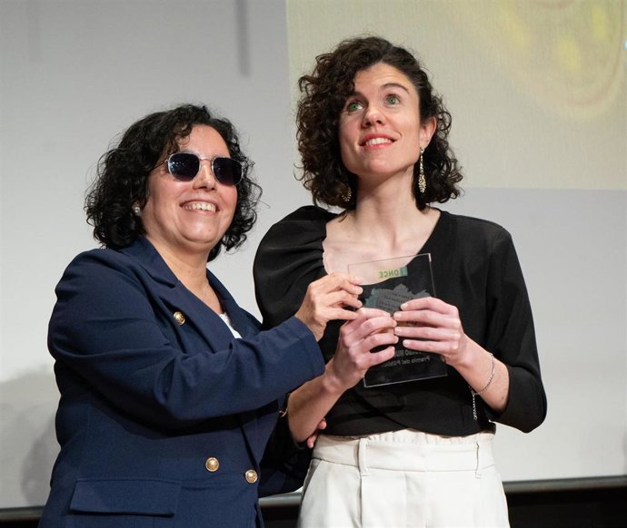 La presidenta del Consejo Territorial de la ONCE, Isabel Viruet, entrega el premio a Saray Ruiz.
